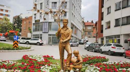 Eskişehir'de o kavşakta anlamlı heykel!