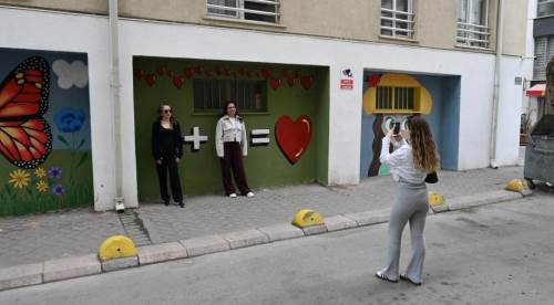 Eskişehir'de o sokaktan geçen kamerasına sarılıyor