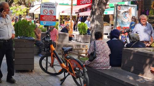 Eskişehir'de o sorun bitmek bilmiyor: Yayalar yürümekte zorlanıyor!
