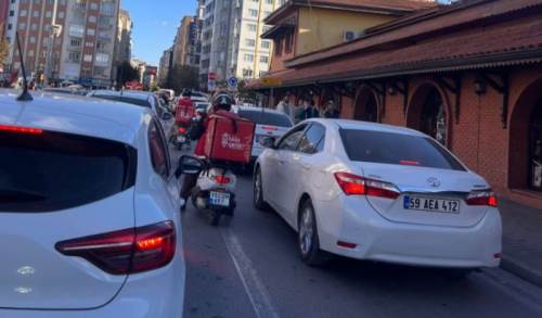 Eskişehir'de öğle saatlerinde Üniversite Caddesi'nde trafik çilesi!
