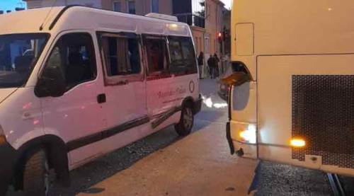 Eskişehir'de öğrenci dolu servise otobüs çarptı