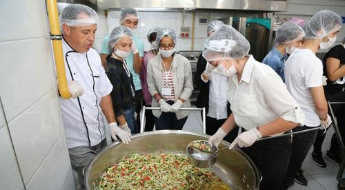 Eskişehir'de öğrenciler Aşevi’nde yemek dağıttı