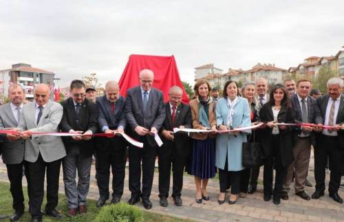 Eskişehir'de öğrenciler tasarladı, Kazım Kurt törenle açtı