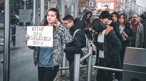 Eskişehir'de öğrencilerden tramvayda örnek davranış