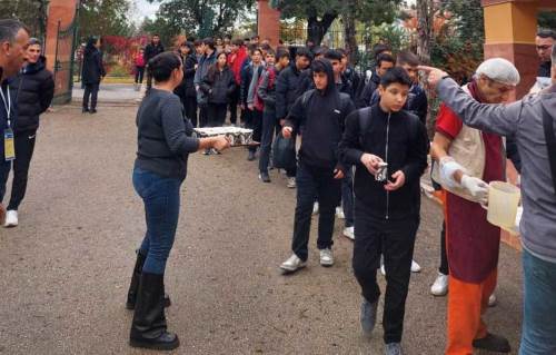 Eskişehir'de öğrencilere ve vatandaşlara sıcak çorba ikramı