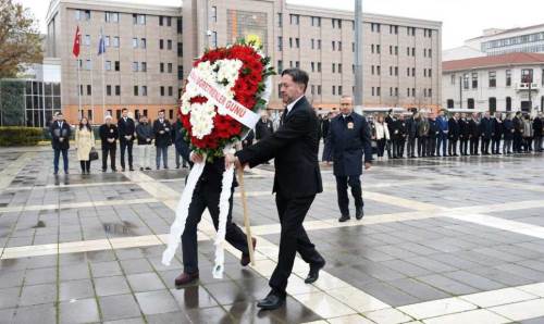 Eskişehir'de Öğretmenler Günü’nde Atatürk Anıtı’na çelenk sunuldu
