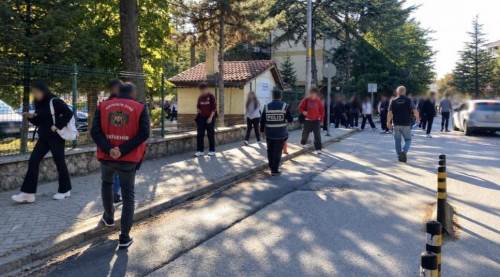 Eskişehir’de okul çevrelerinde sıkı denetim! 342 kişiye kimlik kontrolü