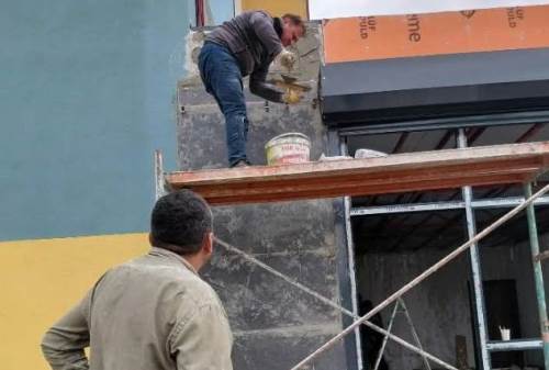 Eskişehir’de okul müdüründen örnek davranış! Tulumunu giyip sıvaya geçti