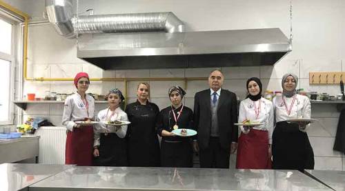 Eskişehir’de okulun gururu olan öğrencilere bir de müdürden altın! 