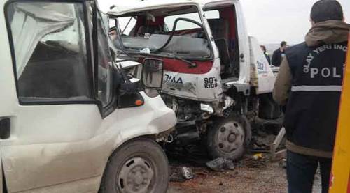 Eskişehir'de ölüm yolu yine can aldı! 3 araç birbirine girdi