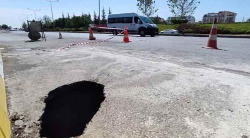 Eskişehir'de oluşan dev çukur görenleri korkutuyor!