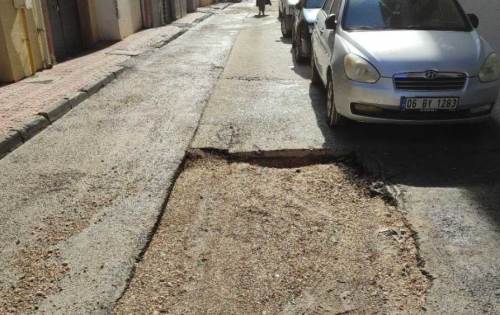 Eskişehir'de onarılmayan çukurlar mahalleliyi çileden çıkardı