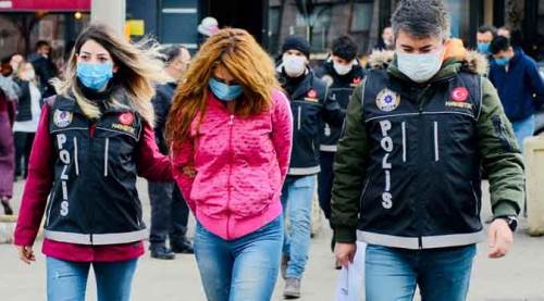 Eskişehir'de önlerini kesen polis aracına çarpıp...
