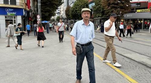 Eskişehir'de onu her yerde görebilirsiniz: "Yürüyen Adam"