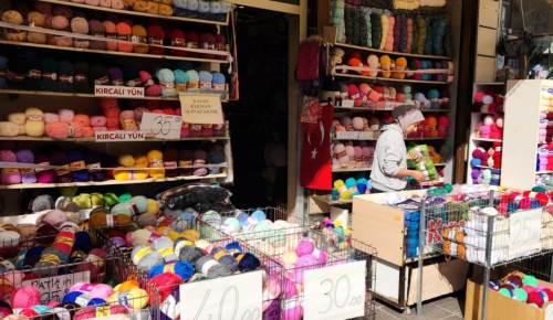 Eskişehir'de örgü iplerine ilgi devam ediyor