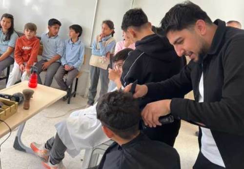 Eskişehir’de ortaokul öğrencilerine ücretsiz tıraş sürprizi