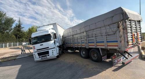 Eskişehir’de OSB’de korkutan kaza: Kamyonlar çarpıştı!