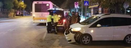 Eskişehir'de otobüs ile otomobilin çarpıştığı kaza maddi hasarla atlatıldı