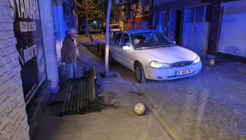 Eskişehir’de otomobil bankta oturan 2 çocuğa çarptı