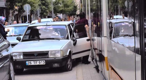 Eskişehir'de otomobil tramvaya çarptı