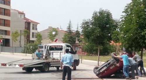 Eskişehir'de otomobil virajda takla attı
