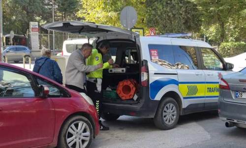 Eskişehir’de otomobil yaşlı adama çarptı: Hastaneye kaldırıldı