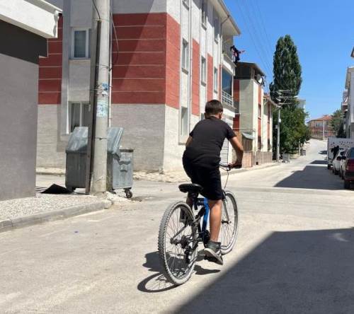 Eskişehir'de otomobilin çarptığı çocuk metrelerce havaya uçtu!