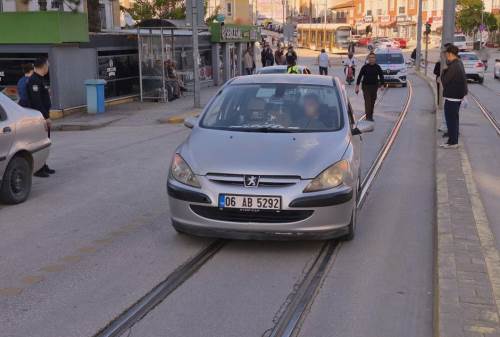 Eskişehir’de otomobilin çarptığı kadın hastaneye kaldırıldı