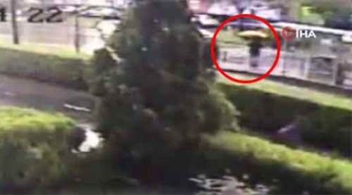 Eskişehir'de otomobilin tramvay durağına çarpma anı
