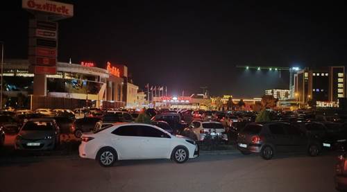 Eskişehir'de otoparklar doldu, kaldırımlara taştı