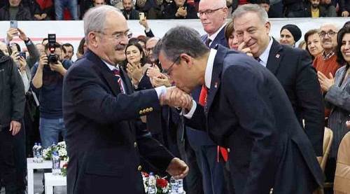 Eskişehir'de Özgür Özel, elini öperek uğurladı