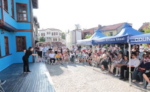 Eskişehir'de pandomim gösterisine yoğun ilgi