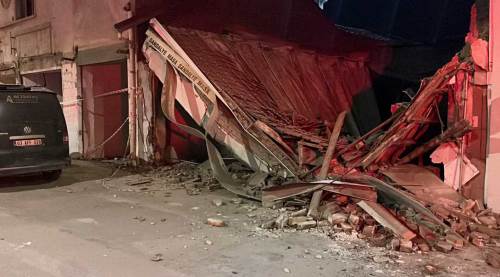 Eskişehir'de panik anlar: Tehlike saçan bina çöktü!