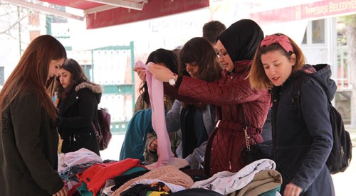Eskişehir'de para geçmeyen pazara yoğun ilgi