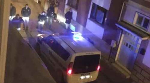 Eskişehir'de park halindeki araçlara zarar verip kaçtılar!