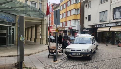 Eskişehir'de park sorunu yayaları ve sürücüleri zorluyor