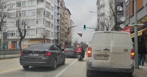 Eskişehir'de park yasağına uymadı, trafiği felç etti