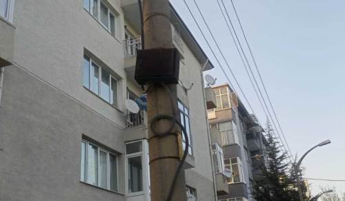 Eskişehir'de paslanan elektrik direği dikkat çekti