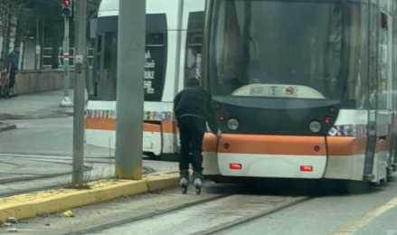 Eskişehir'de patenli çocuğun tramvayla tehlikeli oyunu