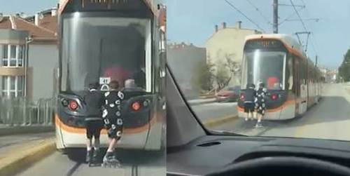 Eskişehir’de patenli çocuklardan tramvay arkasında tehlikeli yolculuk