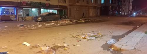 Eskişehir’de pazar sonrası sokak çöplüğe döndü