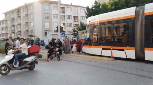 Eskişehir'de pazardan dönen kadına tramvay çarptı!