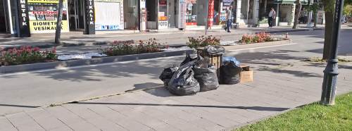 Eskişehir'de pes dedirten duyarsızlık: Çöpler yere bırakıldı!