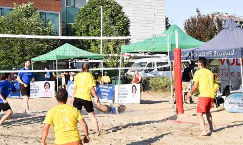 Eskişehir'de plaj voleybolu şenliği tüm hızıyla devam ediyor