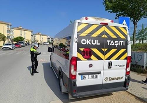 Eskişehir'de polis ekipleri okulların çevresini denetledi
