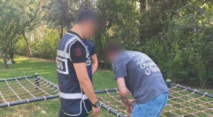 Eskişehir'de polis ekipleri parklardaki şüpheli şahıslara kimlik sorgusu yaptı