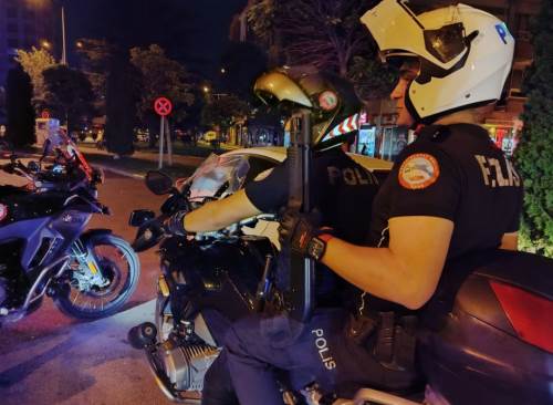 Eskişehir'de polis onu görünce şüphelendi, bakın üzerinden neler çıktı!