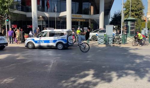 Eskişehir'de polise bile aldırış etmeyen genç şov yaptı!
