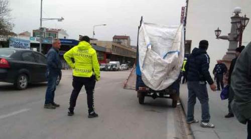 Eskişehir'de polisle tartışan mülteciye vatandaş müdahalesi!