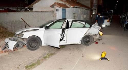 Eskişehir'de polisten kaçıp, duvara çarptılar!